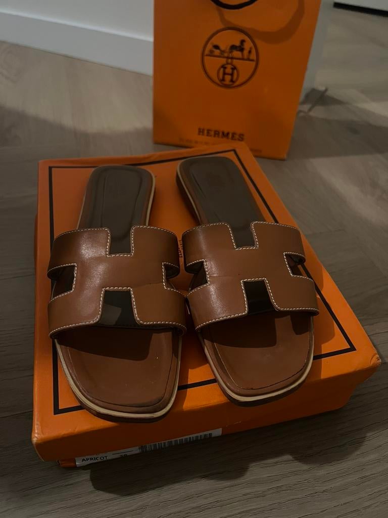 Hermes slippers, Ophalen of Verzenden, Zo goed als nieuw, Zwart