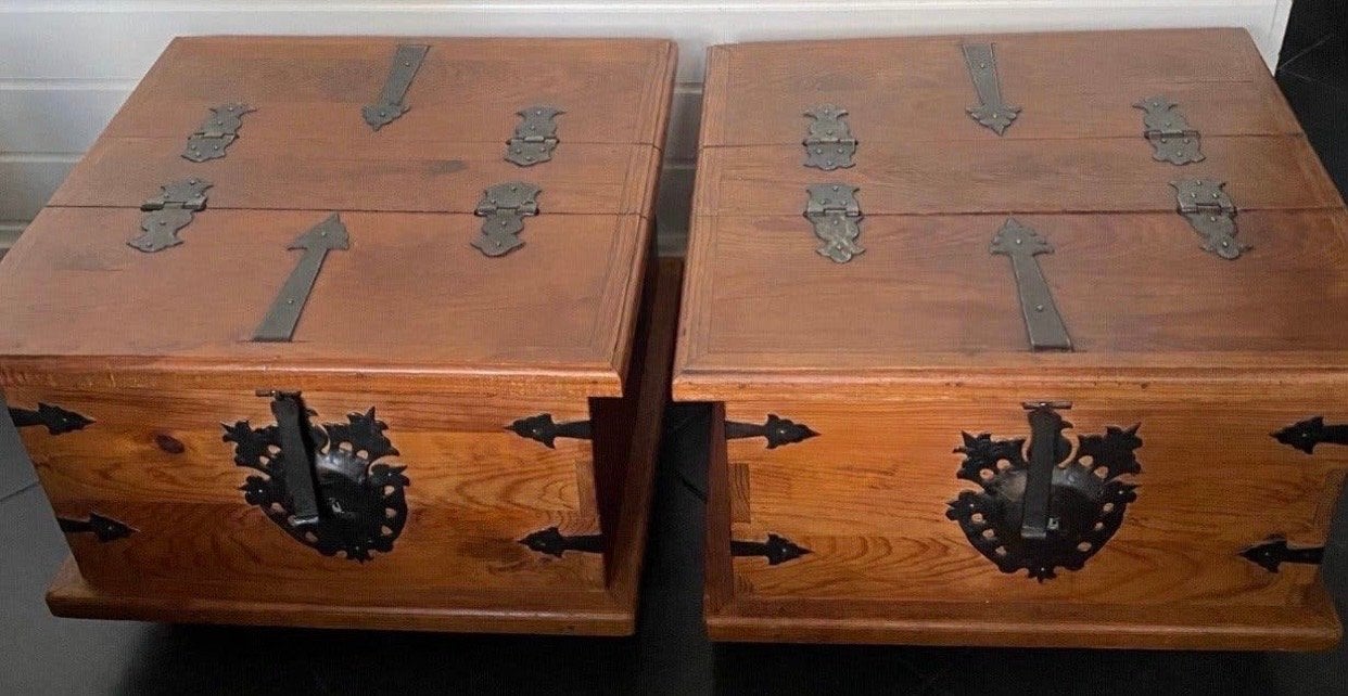 Set van 2 antieke houten kisten met smeedijzeren beslag, Ophalen of Verzenden