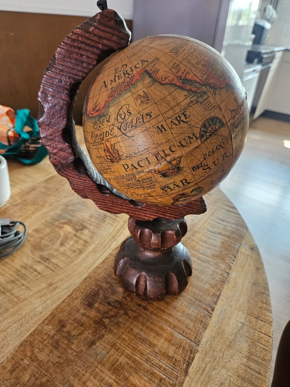 Antieke wereldbol op houten voet - Decoratief en educatief, Huis en Inrichting, Woonaccessoires | Wereldbollen, Gebruikt, Ophalen of Verzenden