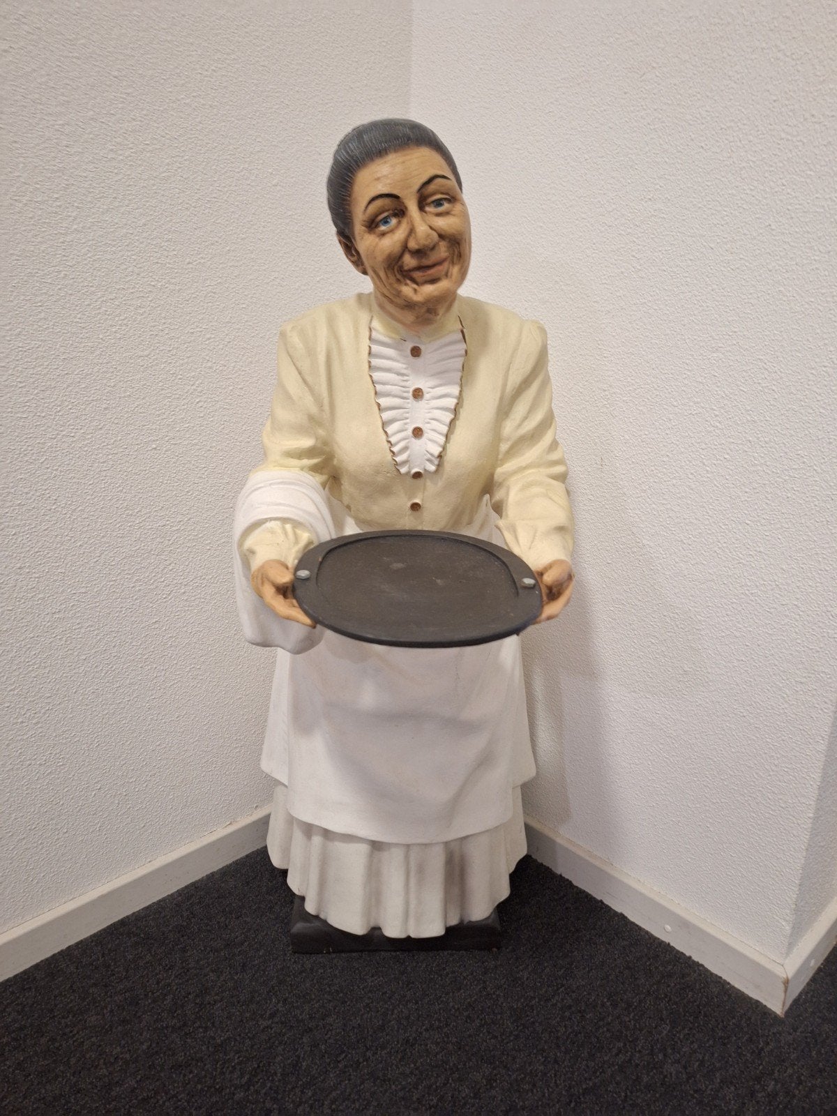 Beeld van een dienende vrouw met dienblad, Ophalen, 1 meter - 2 meter, Overige materialen, Beeld