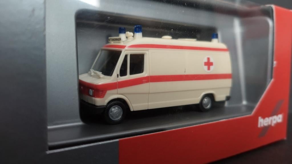 Mercedes Benz 207 ambulance 1:87 H0 Herpa Basic Pol, Auto, Verzenden, Cars@herpa.de, Hepra Miniaturmodelle gmbh