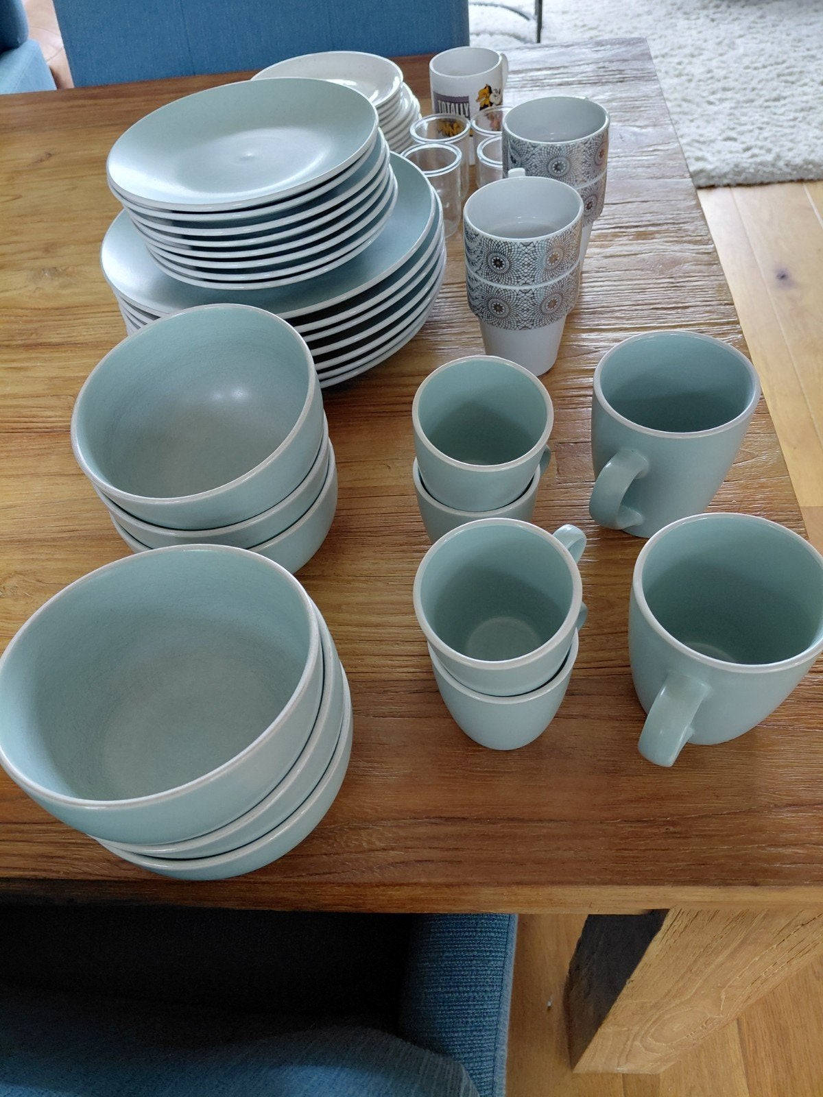 Grote set servies: kommen, kopjes, mokken, borden en glazen, Huis en Inrichting, Ophalen