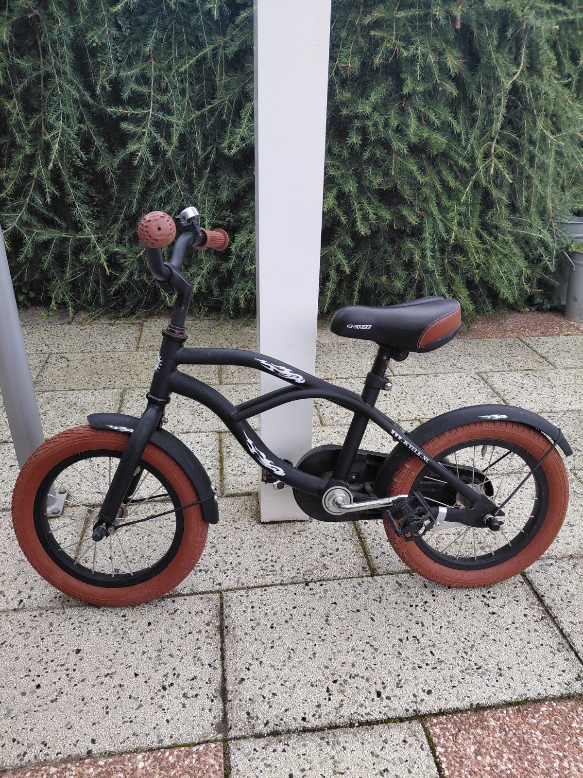 Zwarte kinderfiets met bruine banden en zadel, Ophalen, Terugtraprem, 2Cycle, 16 tot 20 inch