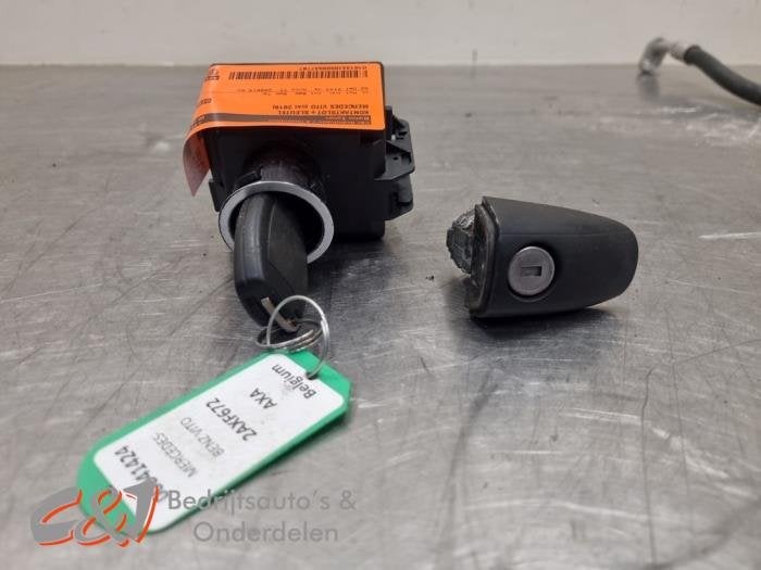 Kontaktslot + Sleutel van een Mercedes Vito