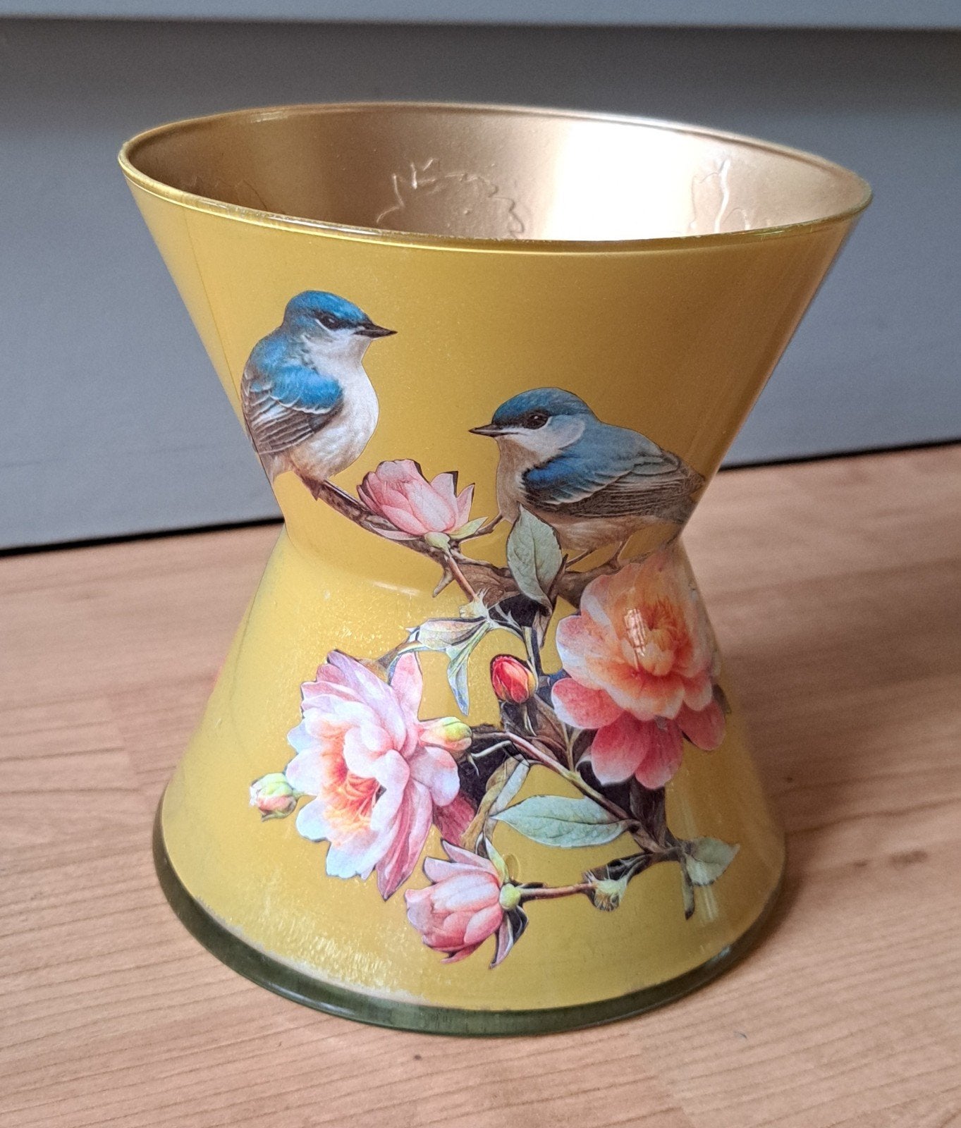 Glazen goudkleurige vaas, met bloemen en vogels, Overige kleuren, Ophalen of Verzenden, Minder dan 50 cm, Glas