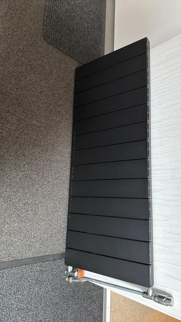 Design radiator zwart 50cm hoog 124cm breedt, Radiator, Minder dan 60 cm, Ophalen of Verzenden, Zo goed als nieuw