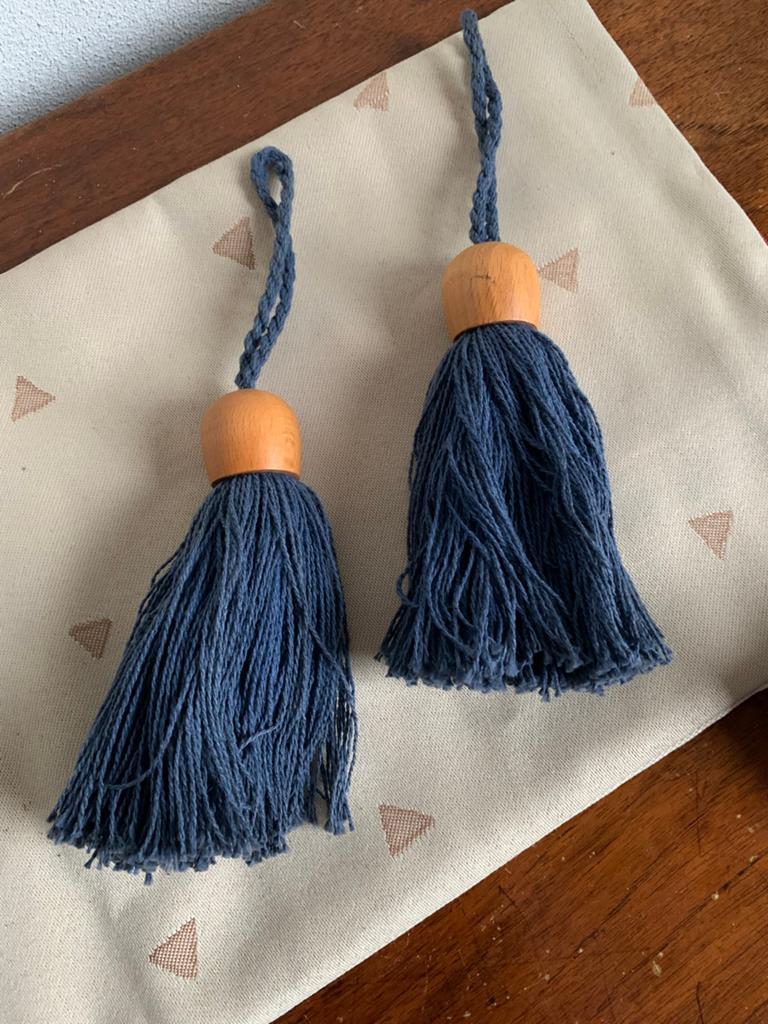 Twee blauwe embrasses met houten knop Vintage, Ophalen of Verzenden, Zo goed als nieuw