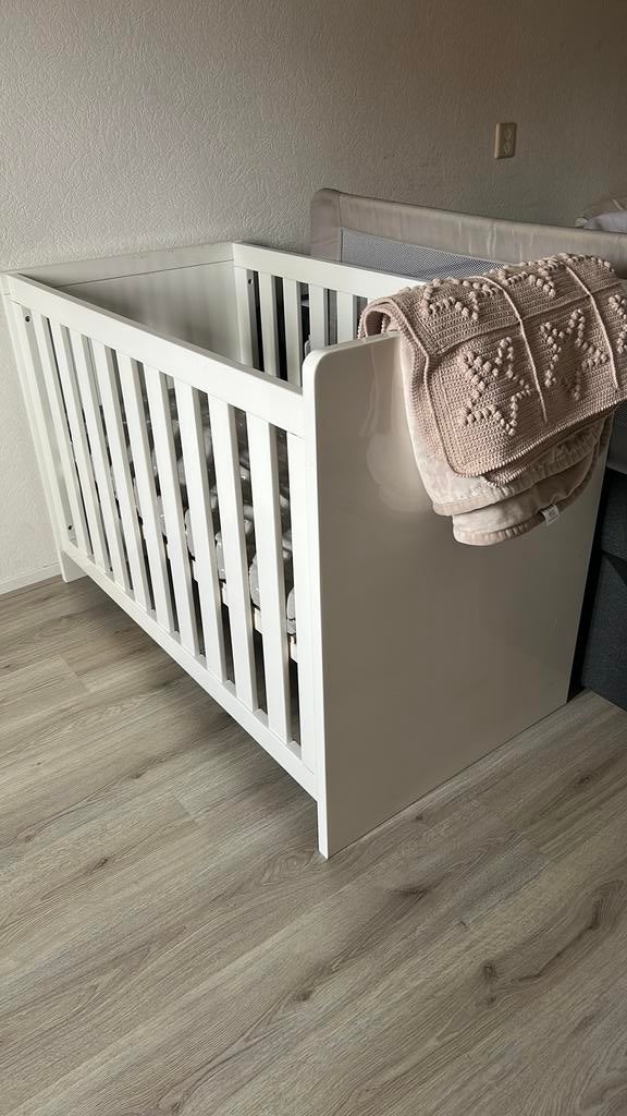Ledikant wit en stevig!, Kinderen en Baby's, Kinderkamer | Complete kinderkamers, Ophalen, Zo goed als nieuw, Jongetje of Meisje