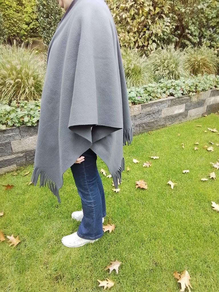 Mooie grijze cape, Ophalen of Verzenden, Zo goed als nieuw, Grijs