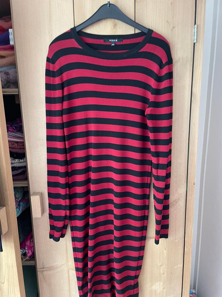 Rood zwarte nikkie plessen jolie jurk, Kleding | Dames, Jurken, Maat 38/40 (M), Ophalen of Verzenden, Zo goed als nieuw, Boven de knie