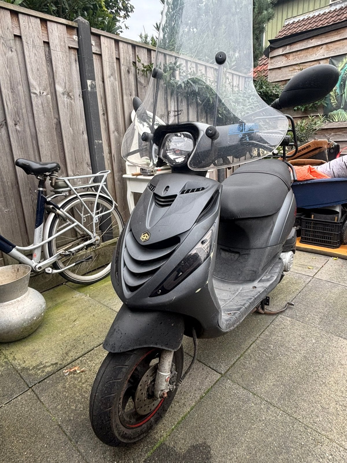 Piaggio zip 4t injectie, Fietsen en Brommers, Ophalen, Zo goed als nieuw