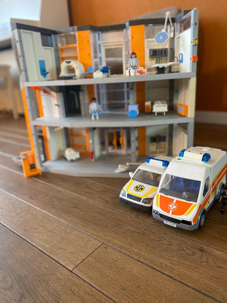 Playmobil Ziekenhuis 70190 met uitbreiding en ambulances, Ophalen of Verzenden, Zo goed als nieuw, Complete set