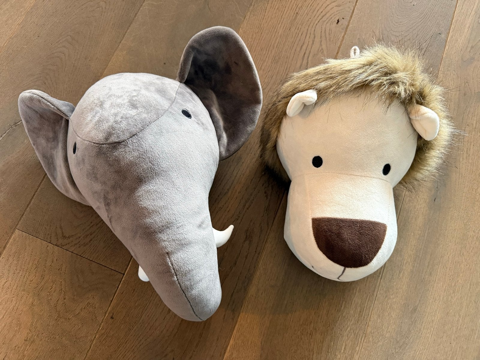 Leuke dierenkoppen voor de kinderkamer: olifant en leeuw, Overige merken, Ophalen of Verzenden, Zo goed als nieuw, Wanddecoratie
