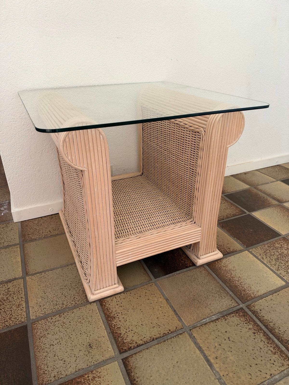 Vintage rotan/bamboe bijzettafel met glazen blad, Overige materialen, Vierkant, 55 tot 75 cm, Zo goed als nieuw