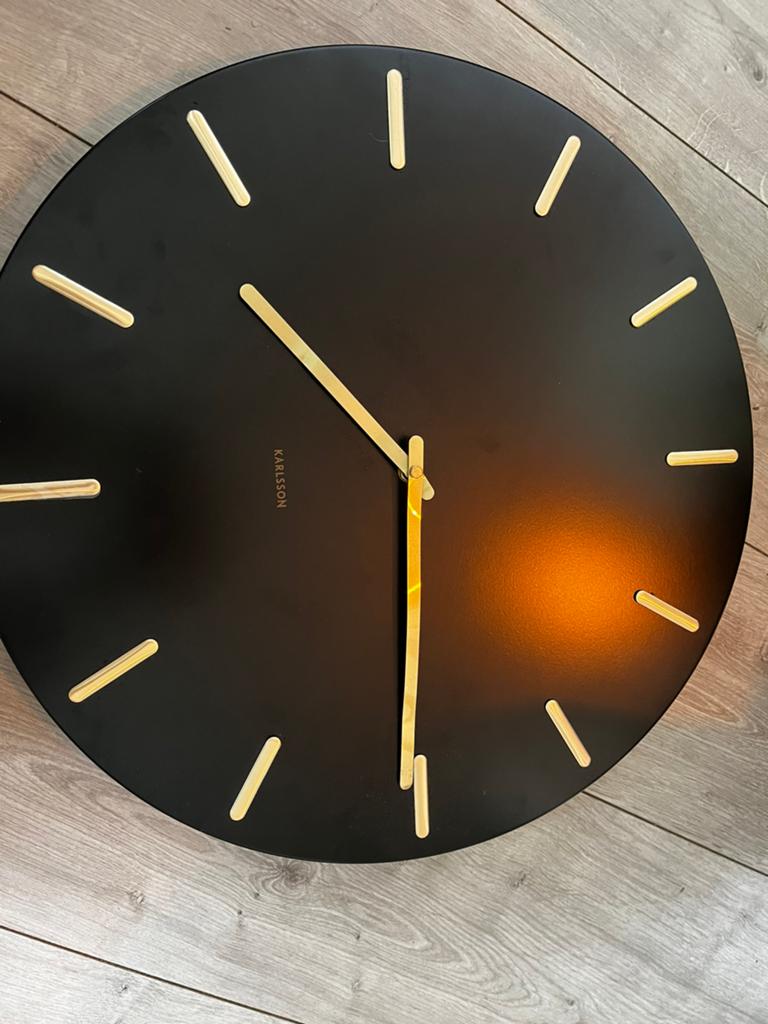 Karlsson wandklok zwart goud, Huis en Inrichting, Woonaccessoires | Klokken, Ophalen of Verzenden, Gebruikt, Wandklok