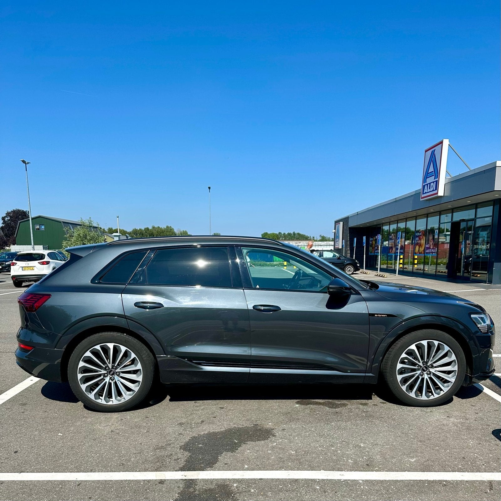 Audi e-tron 55 Quattro 408pk, Automaat, 131 €/maand, 1800 kg, Zwart