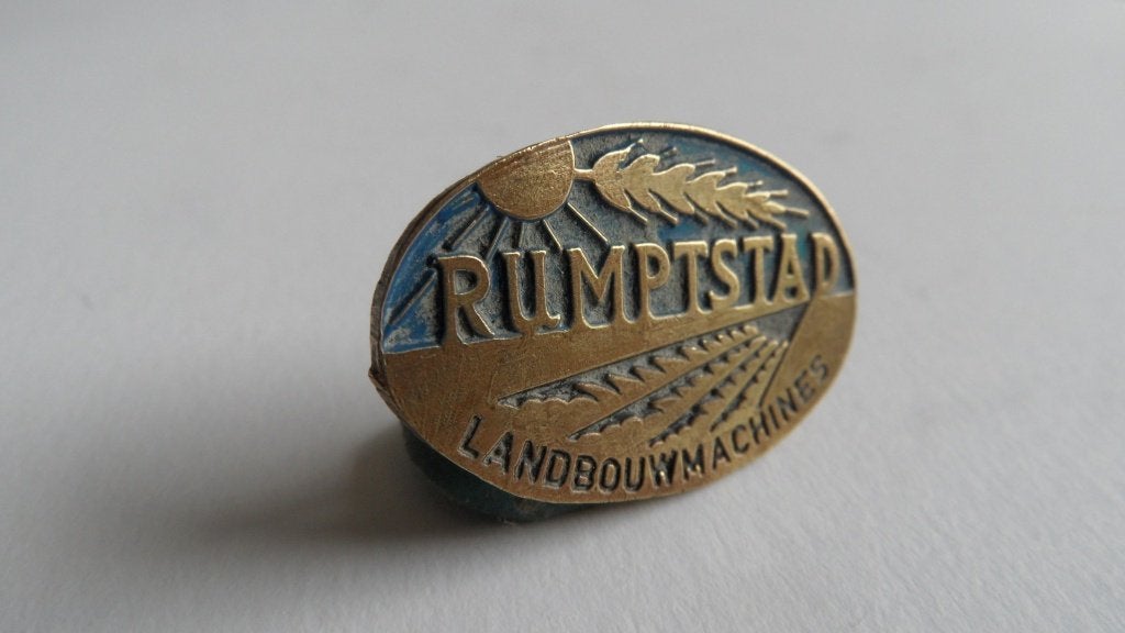 Rumptstad landbouwmachines speld, oude broche, Verzenden, Gebruikt, Merk, Speldje of Pin