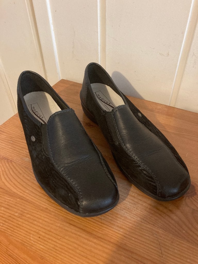 Elegante zwarte leren pumps van Medicus, maat 39 / 6, Pumps, Medicus, Verzenden, Zwart
