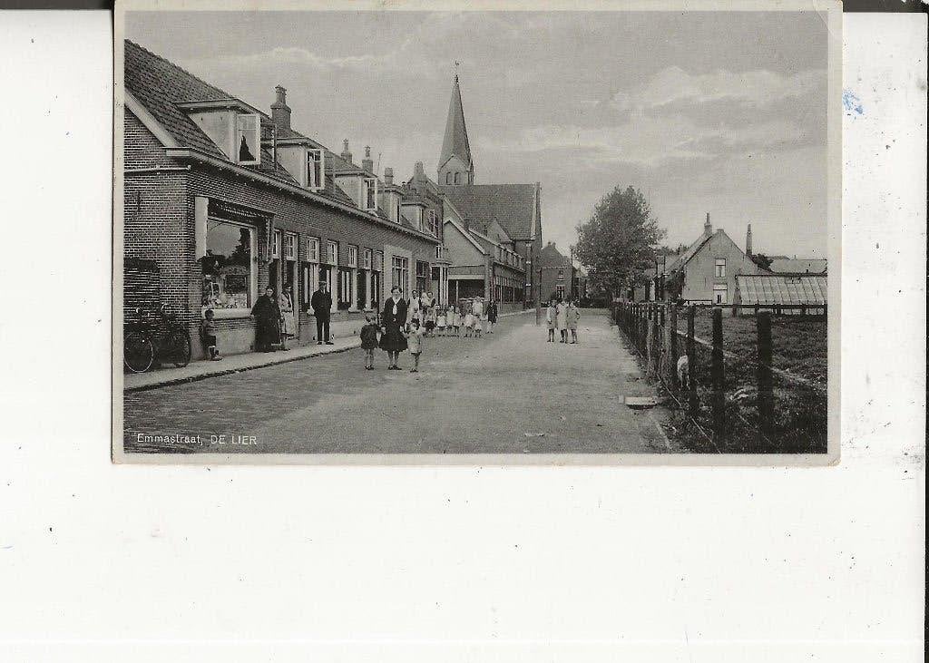 De Lier Emmastraat met jeugd 1-7-1933, Ophalen of Verzenden, 1920 tot 1940, Gelopen, Zuid-Holland
