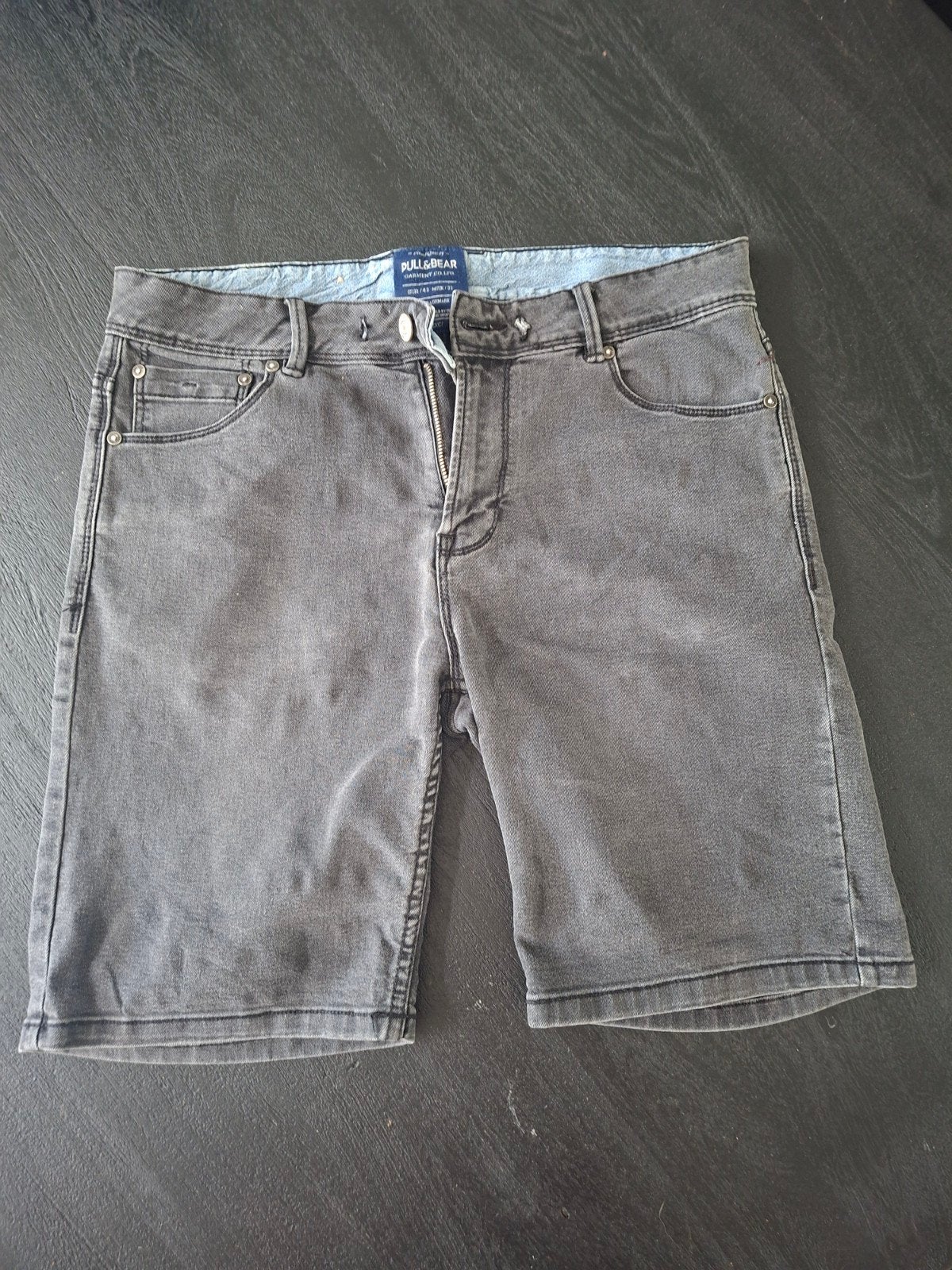 Zwarte korte spijkerbroek Pull and Bear, Zwart, W32 (confectie 46) of kleiner, Ophalen of Verzenden, Pull and Bear