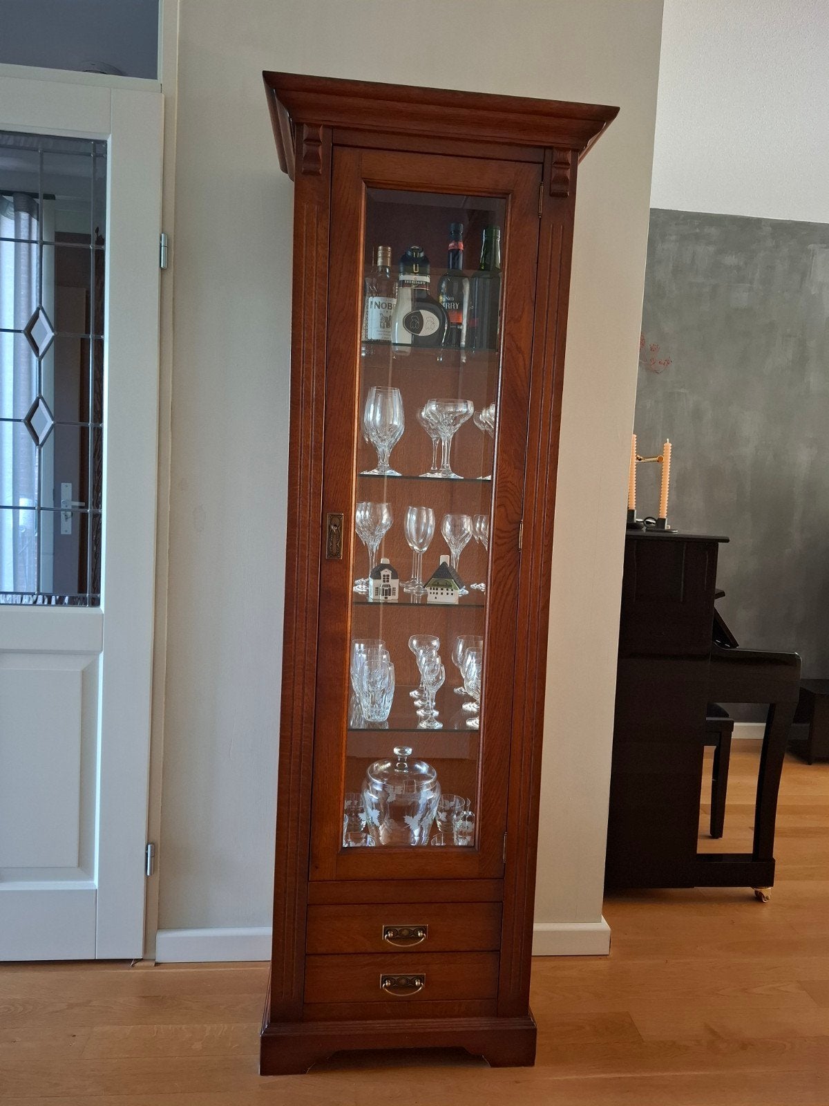 Elegante houten vitrinekast met verlichting en lades, Huis en Inrichting, Ophalen, Minder dan 50 cm, 200 cm of meer, Met lade(s)