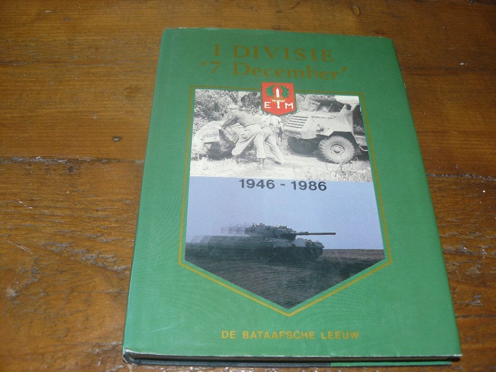 1 divisie "7 december"  1946-1986, Verzamelen, Ophalen of Verzenden, Landmacht, Nederland, Boek of Tijdschrift