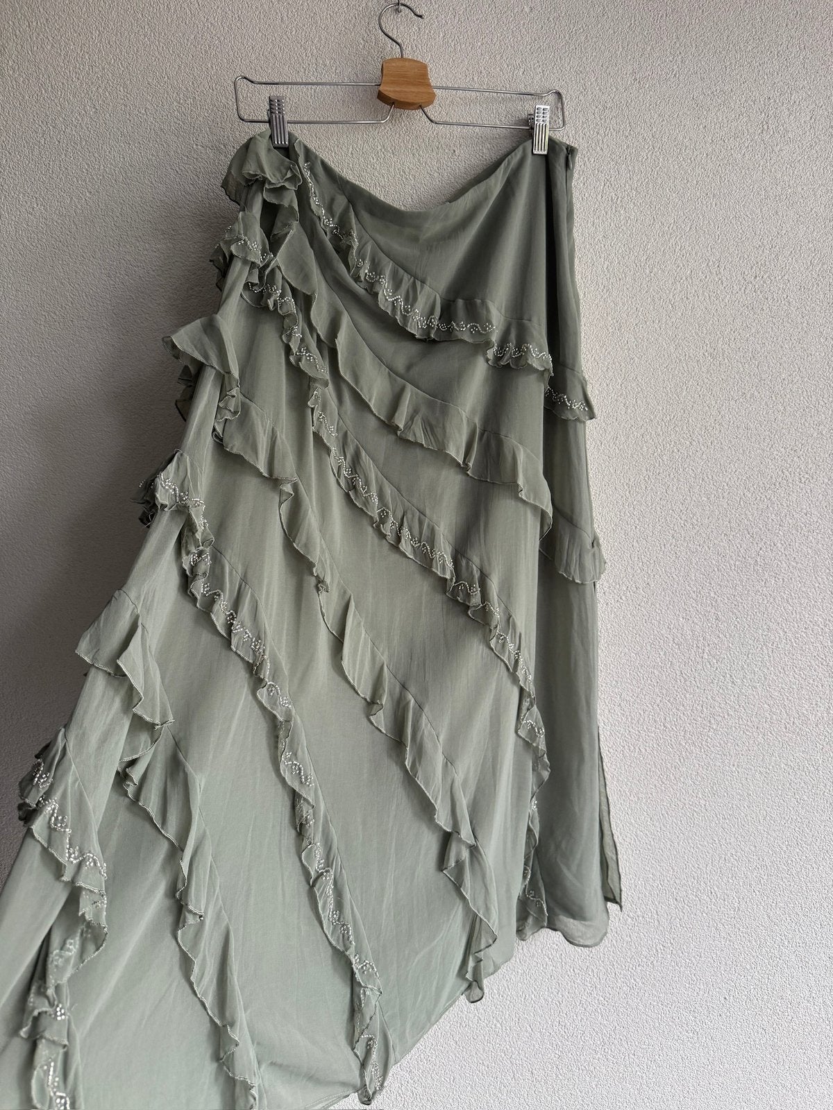 Zara salie groene lange rok met ruffles en kralen, Kleding | Dames, Rokken, Zo goed als nieuw, Maat 46/48 (XL) of groter, Groen