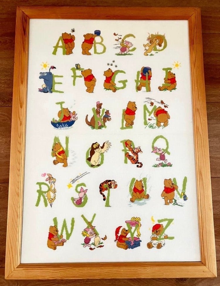 Handgeborduurd Winnie de Pooh ABC in houten lijst, Ophalen, Gebruikt, Overige typen, 75 – 100