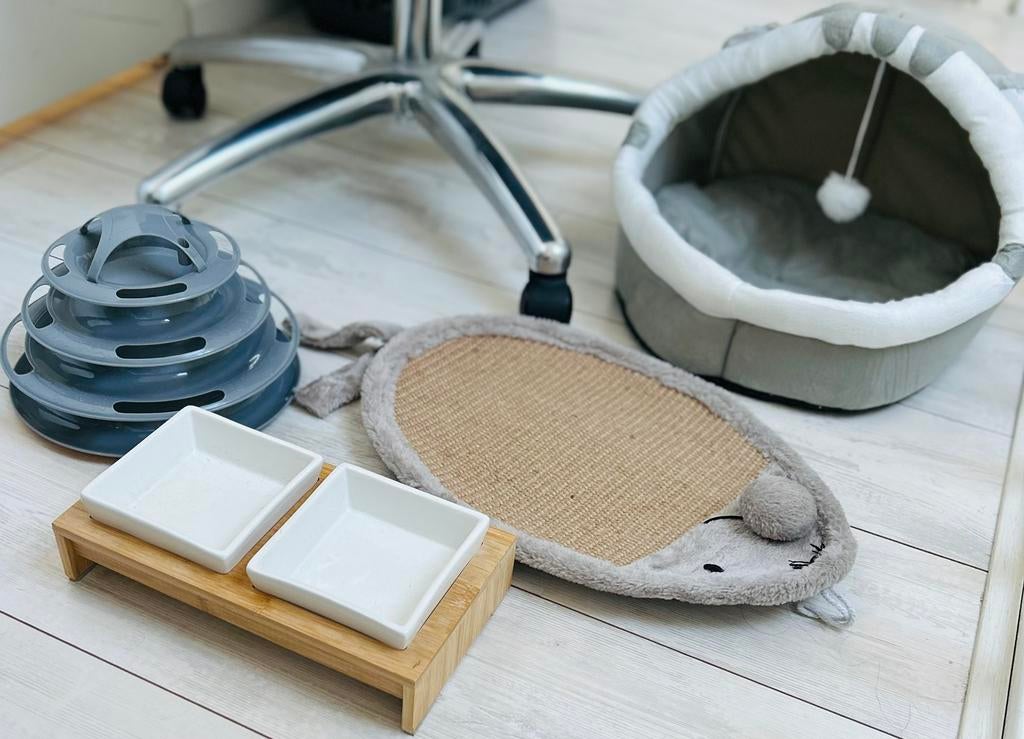 Katten voerbak mand speelgoed krabmat ballenbaan, Ophalen, Zo goed als nieuw