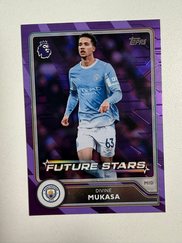 16 Divine Mukasa Purple Voltage Topps Premier League 2026-27, Ophalen of Verzenden, Nieuw, Buitenlandse clubs, Poster, Plaatje of Sticker