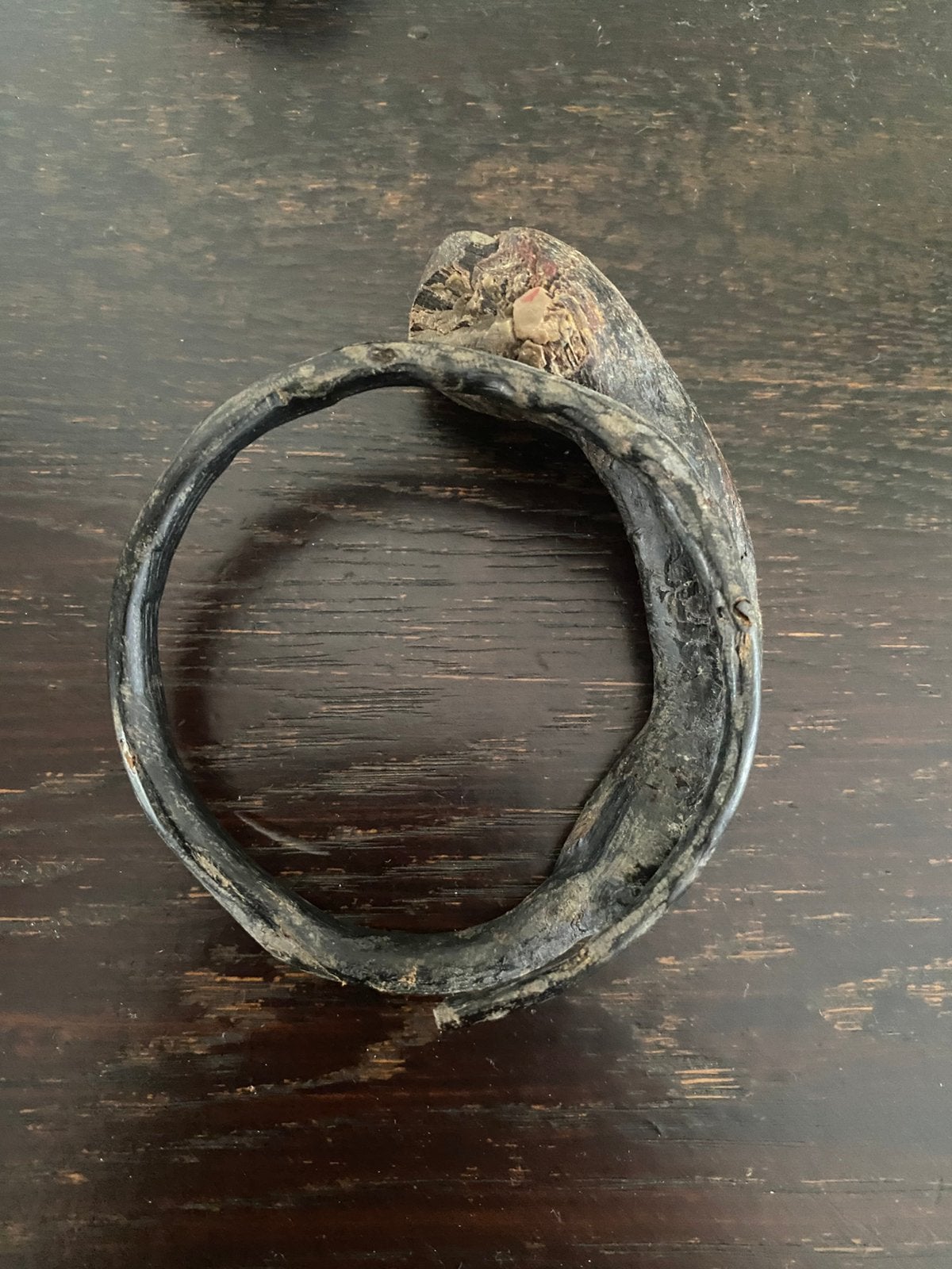 Curiosa bodemvondst armband van leder of hoorn, Verzenden