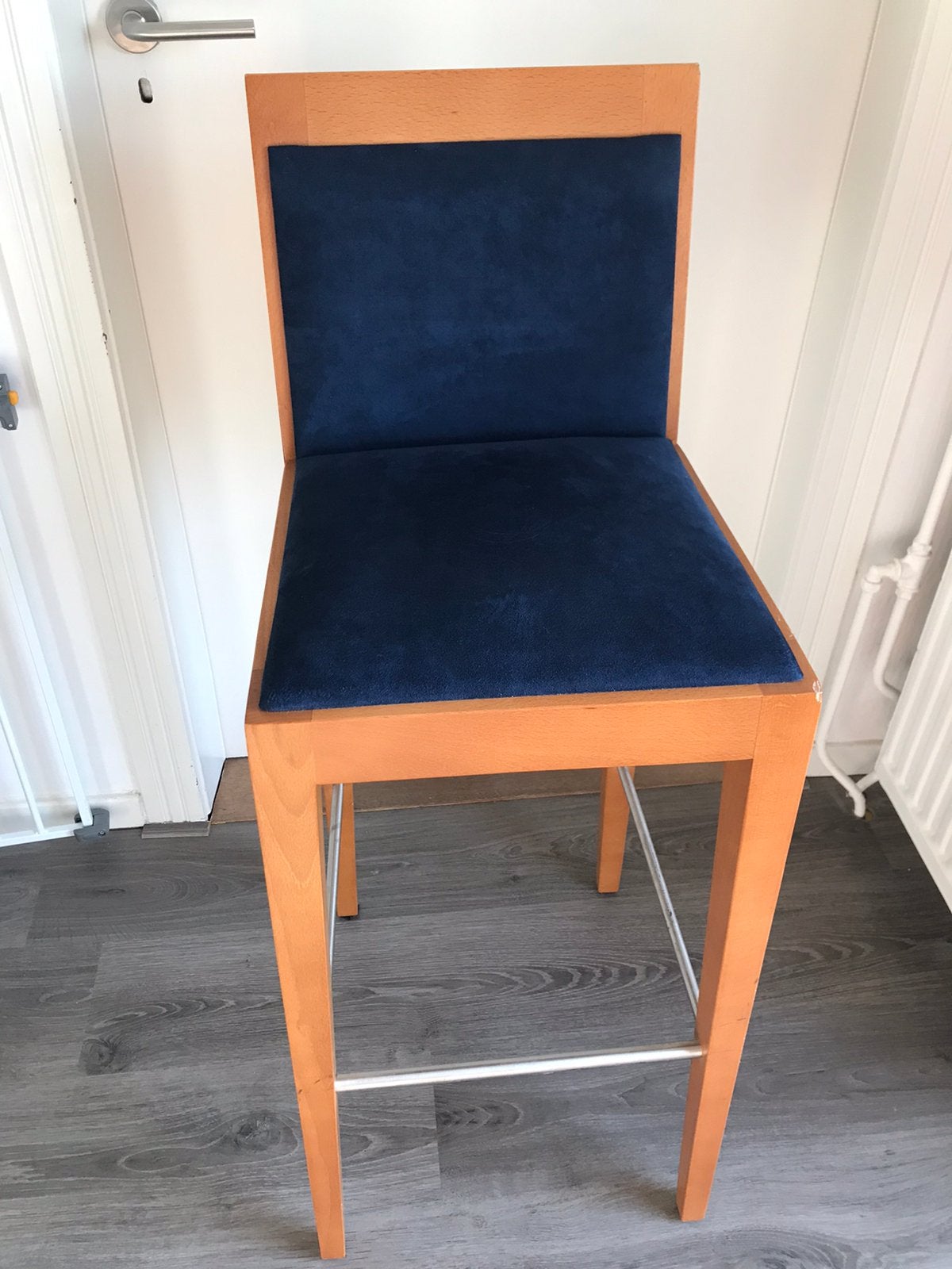 Luxe Barstoel met blauwe bekleding., Huis en Inrichting, Barkrukken, Ophalen, Zo goed als nieuw, Hout, 90 cm of meer
