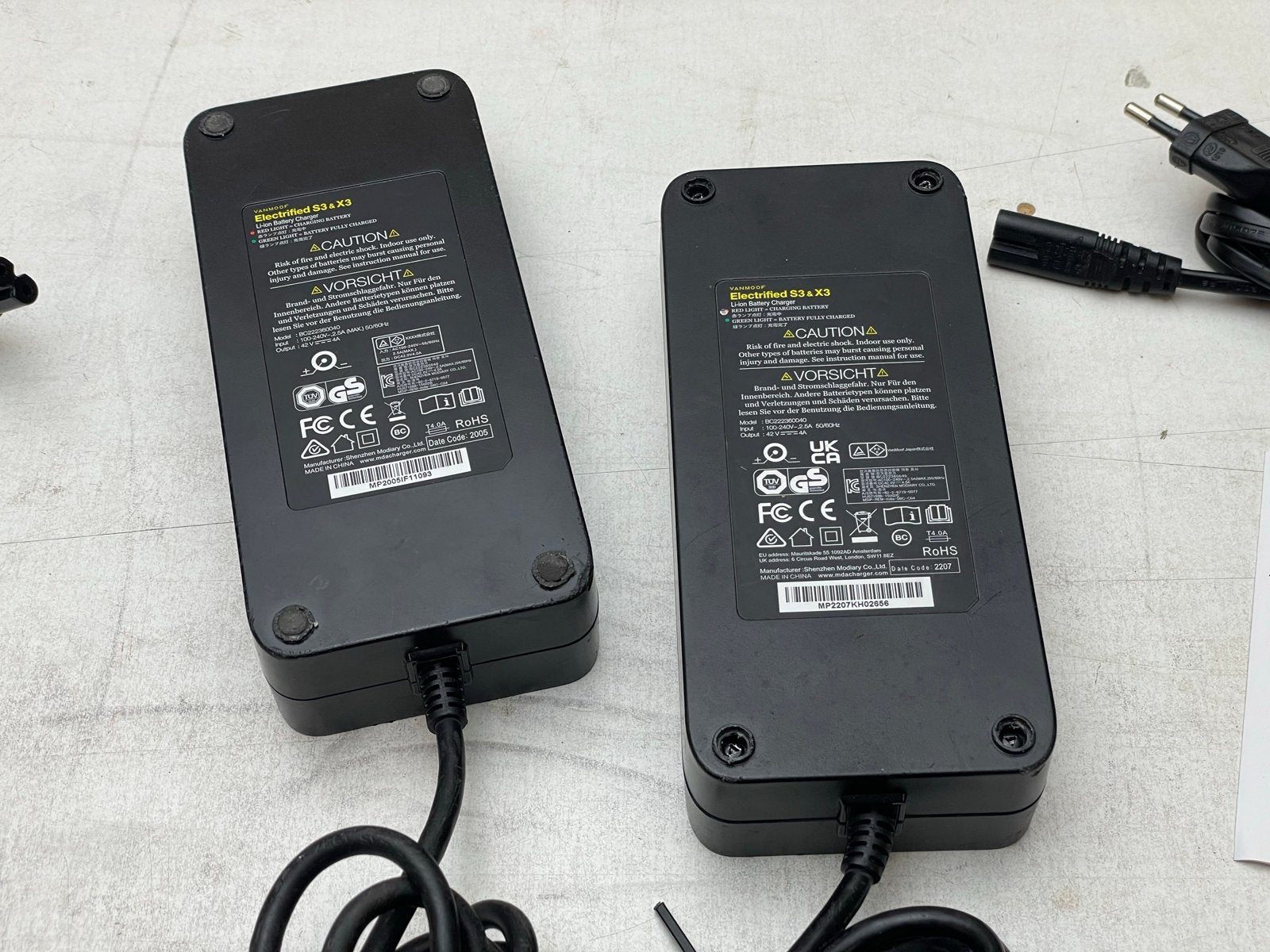 Foto 3 van 2x VanMoof Electrified S3 & X3 Li-ion Batterij Opladers