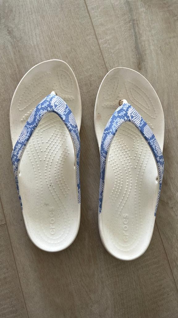 Crocs teenslipper wit met blauw slangenprint 37 38, Ophalen of Verzenden, Gedragen, Wit, Slippers
