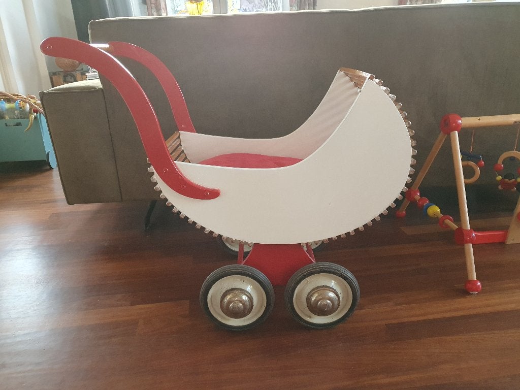 Mooie, grote houten poppenwagen  met pop  , Ophalen, Gebruikt, Barbie
