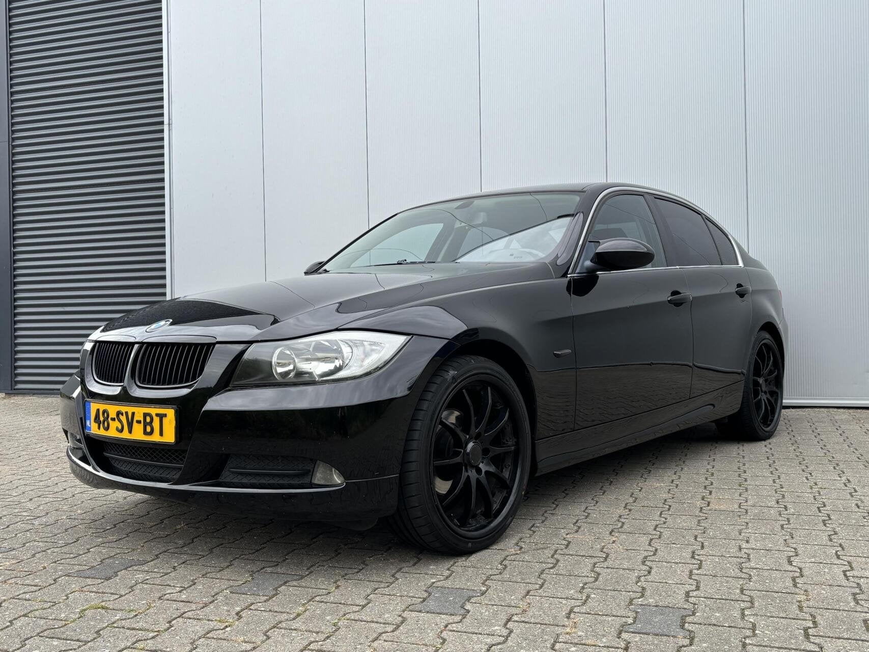 BMW 3-serie 318i Business Line, Airco, Trekhaak AUT!, Achterwielaandrijving, Zwart, 4 cilinders, 129 pk