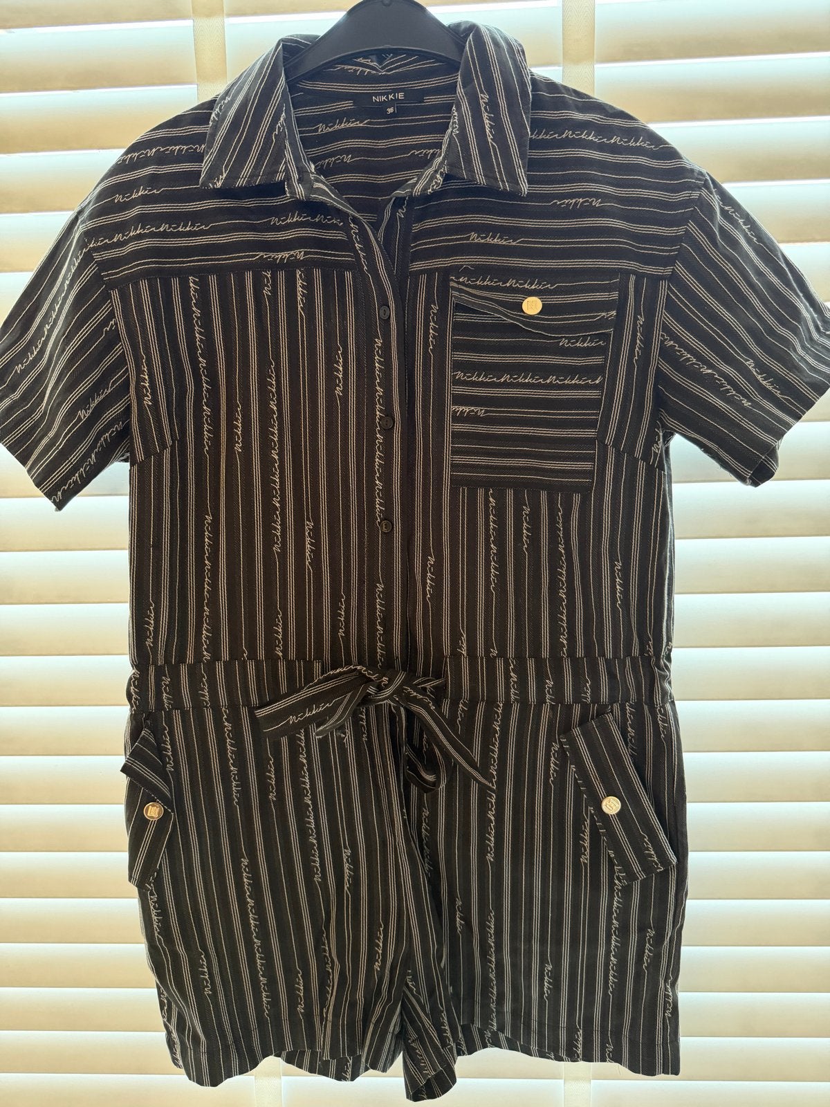 Nikkie Dallas Playsuit met logo patroon, Kleding | Dames, Jumpsuits, Ophalen of Verzenden, Nieuw, Zwart