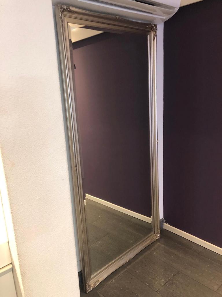 Spiegel met sierlijke lijst - Goudkleurig, Antiek en Kunst, Antiek | Spiegels, Ophalen, Rechthoekig, 50 tot 100 cm, 150 tot 200 cm