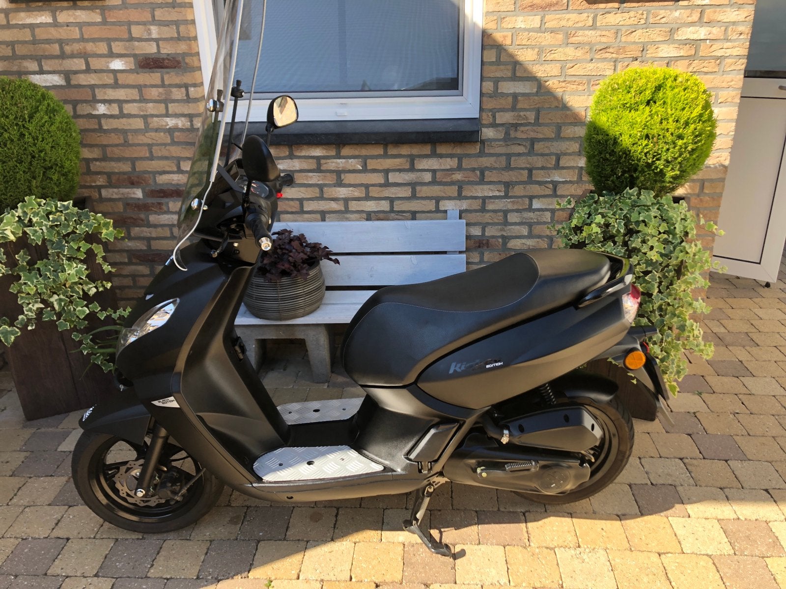 Te koop mooie PEUGEOT KISBEE BLACK EDITION, Ophalen, Zo goed als nieuw, Benzine, Peugeot