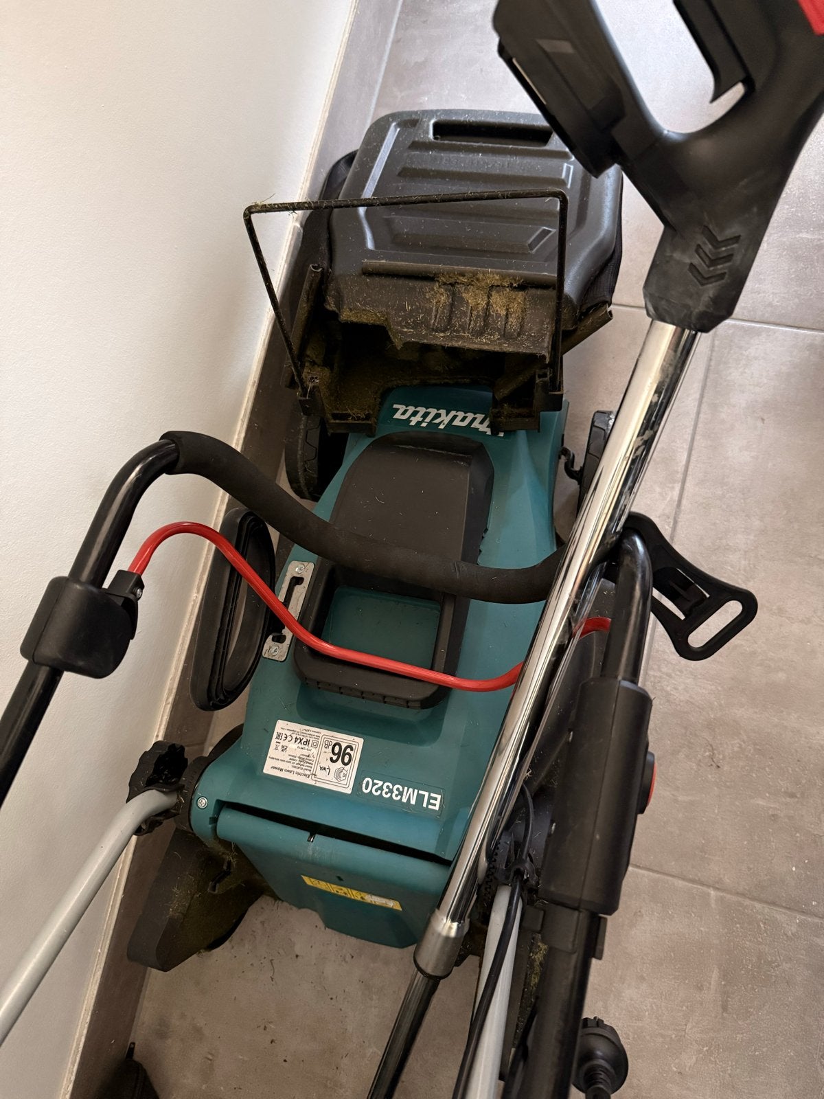Makita grasmaaier 33 cm - Zo goed als nieuw, nieuw mes, Ophalen, Zo goed als nieuw, 30 t/m 39 cm, Elektrische grasmaaier