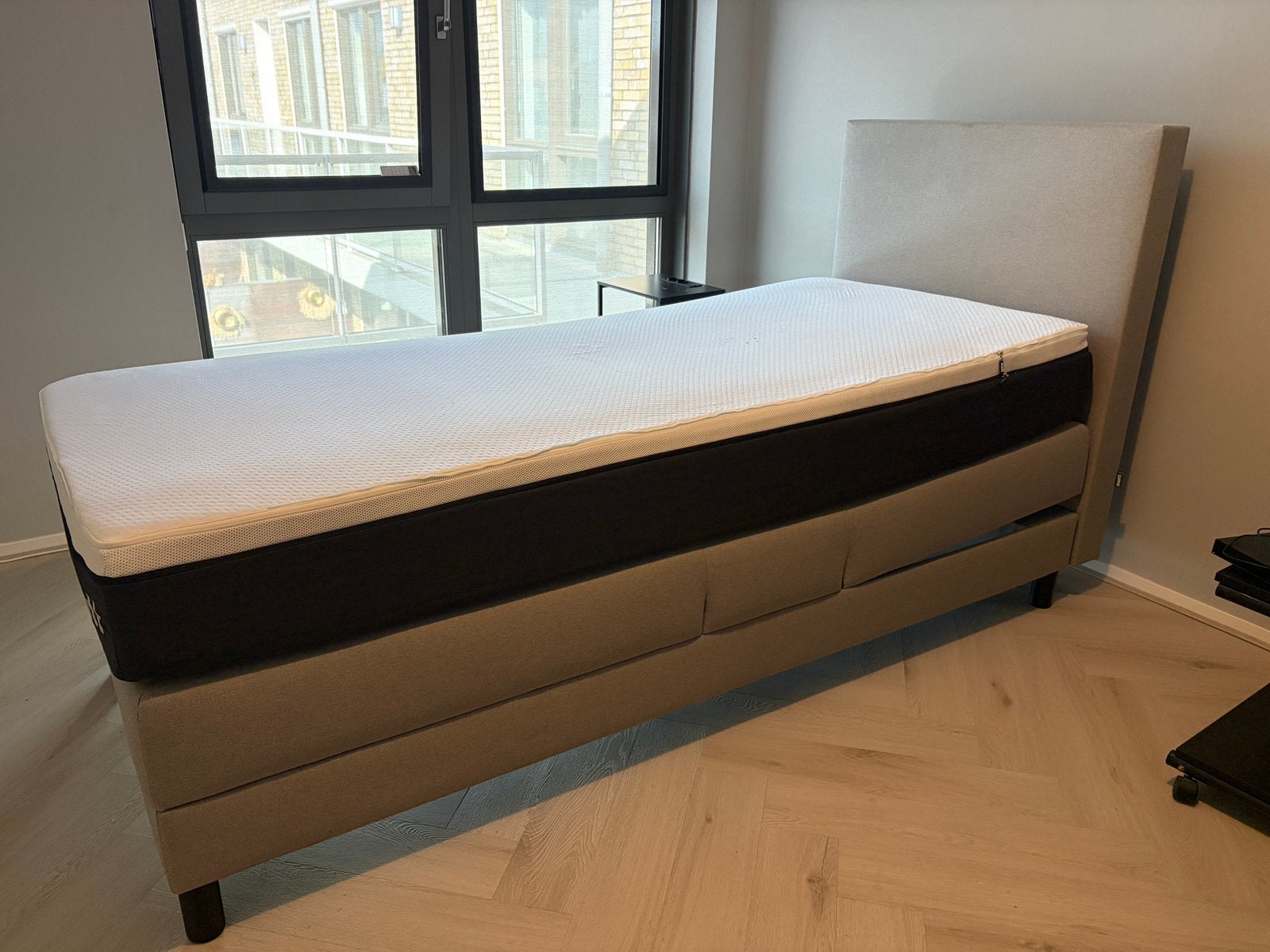 Matt Electrisch Verstelbaar Bed, Ophalen, Eenpersoons, Beige, Zo goed als nieuw