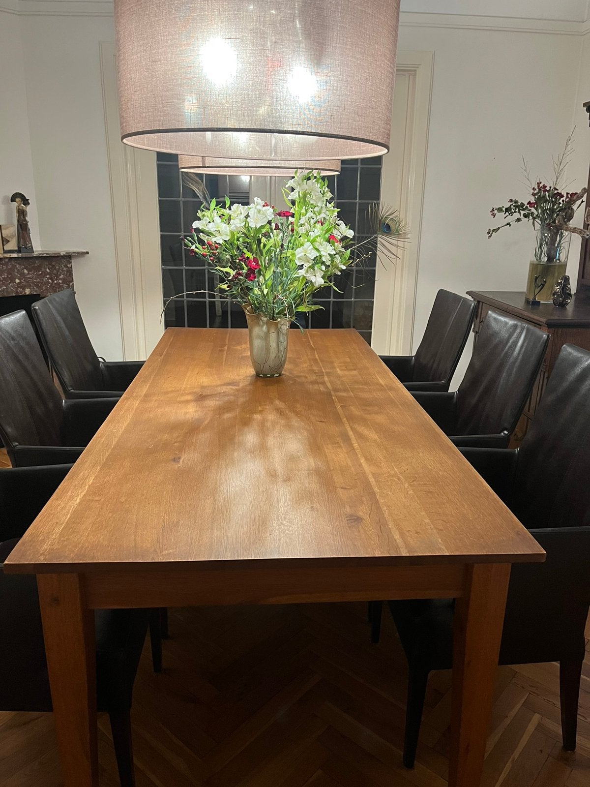 Eiken eettafel met bruine leren stoelen, Ophalen, Gebruikt, Hout, 75 tot 100 cm