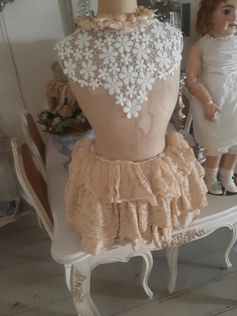 Antieke kanten rokje / onderrokje voor pop of decoratie, Antiek en Kunst, Ophalen of Verzenden