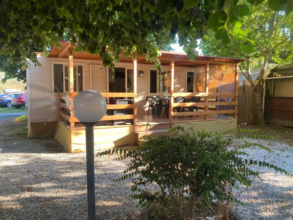 Luxe 6 persoons chalet met airco. Camping Ligurië bij strand, Kinderbed, Aan zee, Recreatiepark