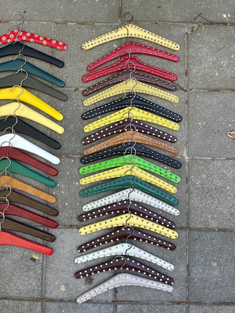 Kledinghangers retro leer 37 stuks met studs nagels, Ophalen, Zo goed als nieuw, Hout