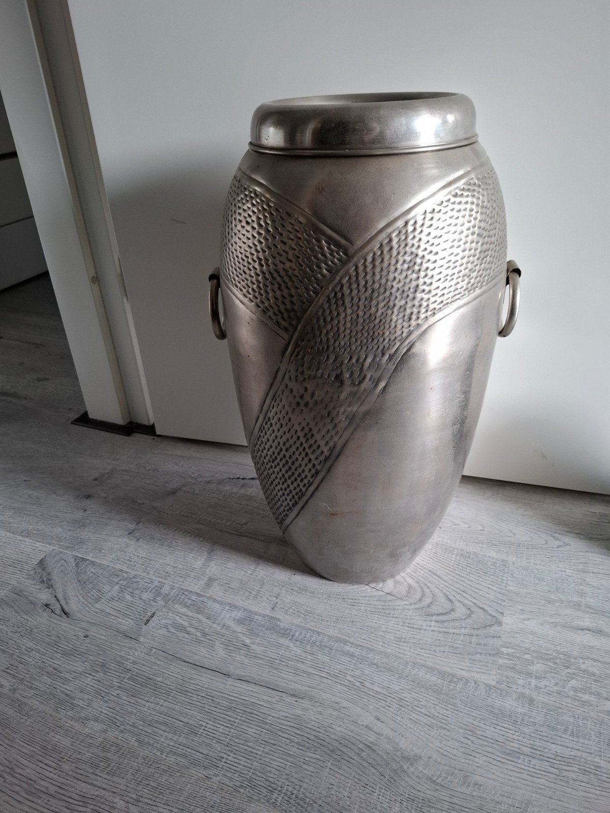 GROTE ZILVERKLEURIGE VAAS, Ophalen