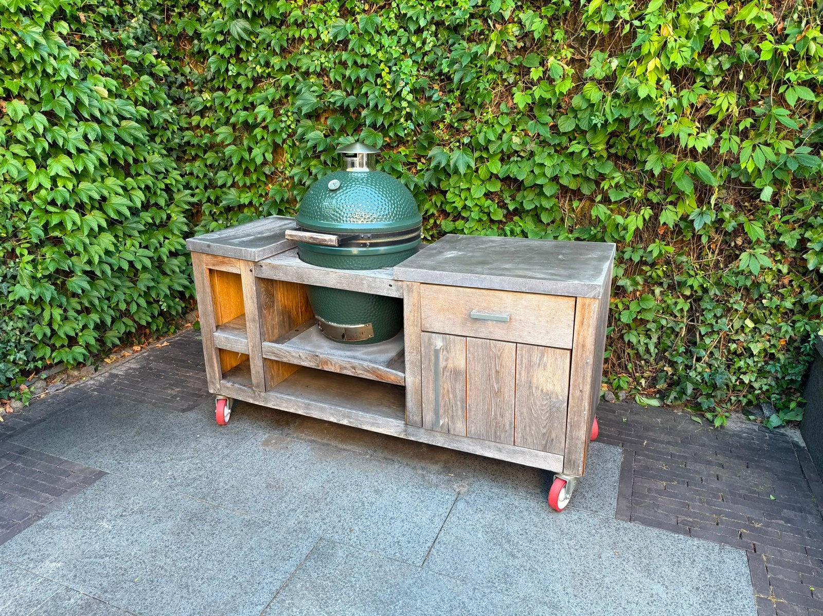 Big Green Egg L met meubel & accessoires: pizzasteen en meer, Ophalen, Gebruikt