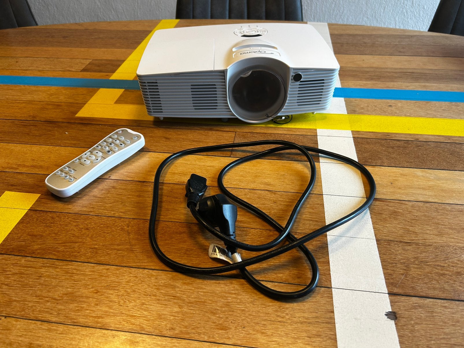 Beamer Optoma (short-throw) + uitklapbaar projectiescherm, Audio, Tv en Foto, Beamers, Ophalen of Verzenden, Zo goed als nieuw