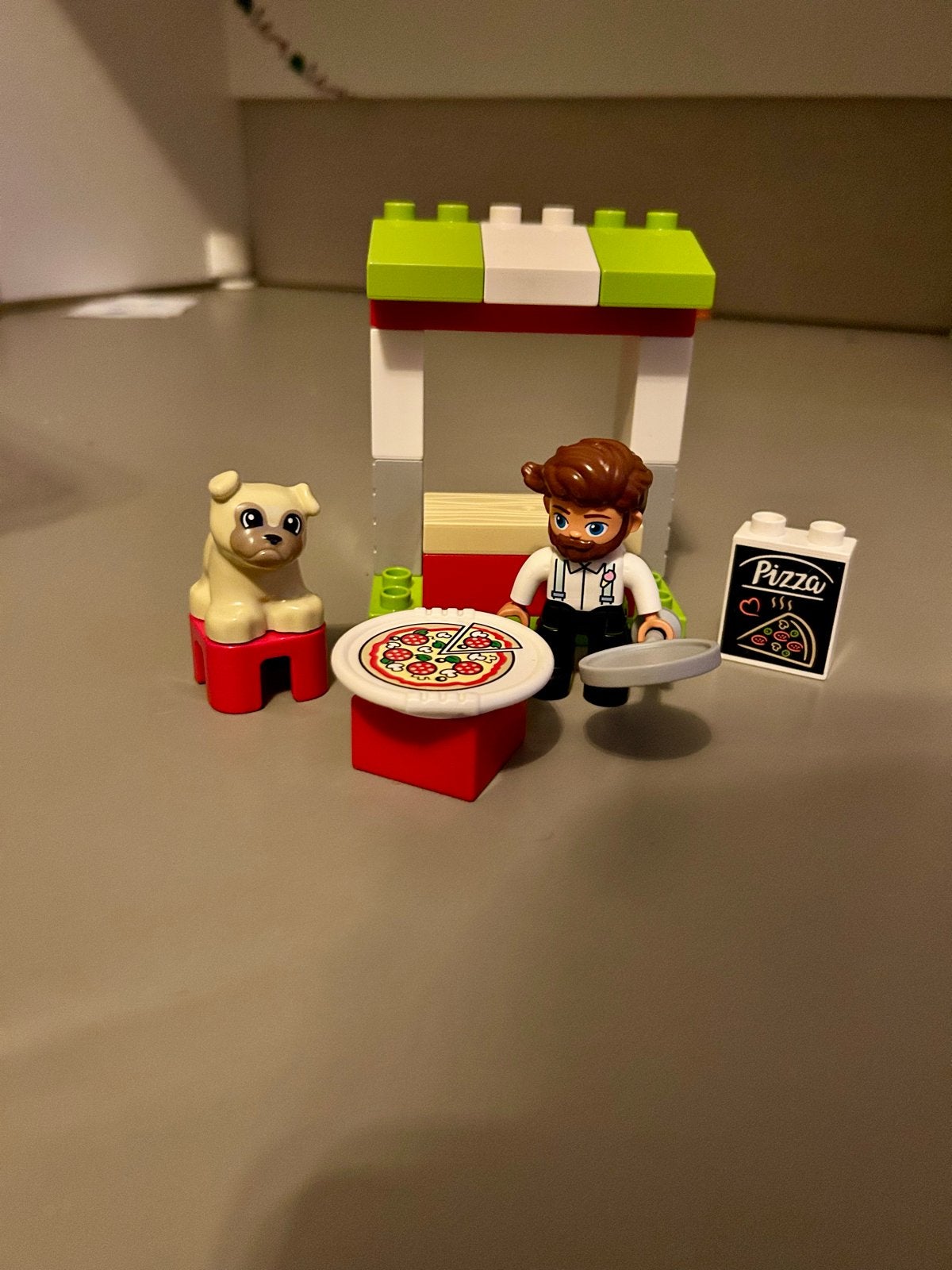 Lego Duplo Pizzastand 10927 - Complete set met pizzabakker, Kinderen en Baby's, Overige thema's, Ophalen of Verzenden, Zo goed als nieuw