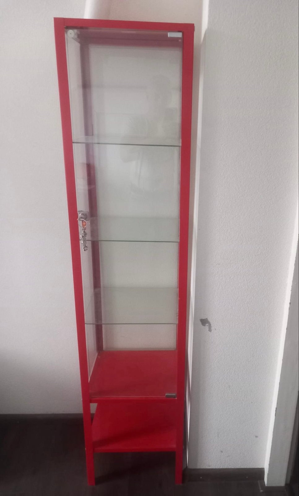 Rode vitrinekast met glazen planken, Ophalen, Gebruikt, Metaal, 150 tot 200 cm
